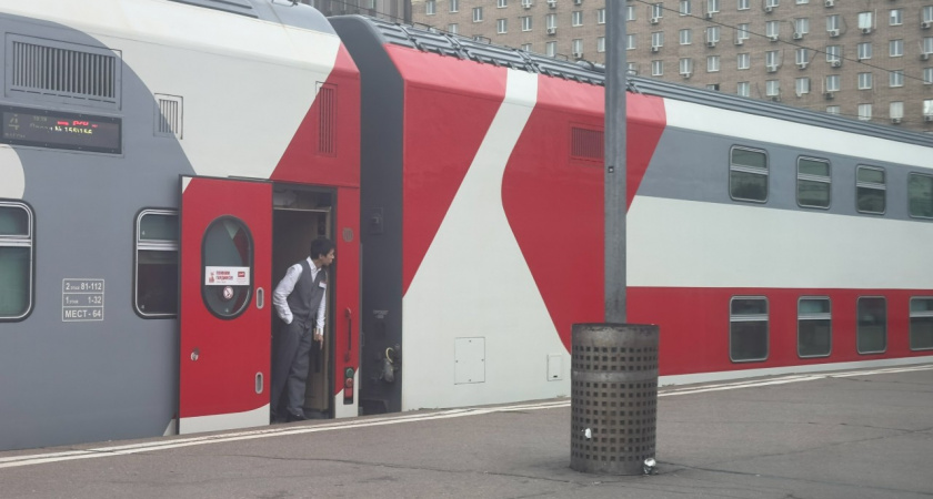 Сердобольная бабушка уступила место и осталась без вещей. Поучительная история от проводника