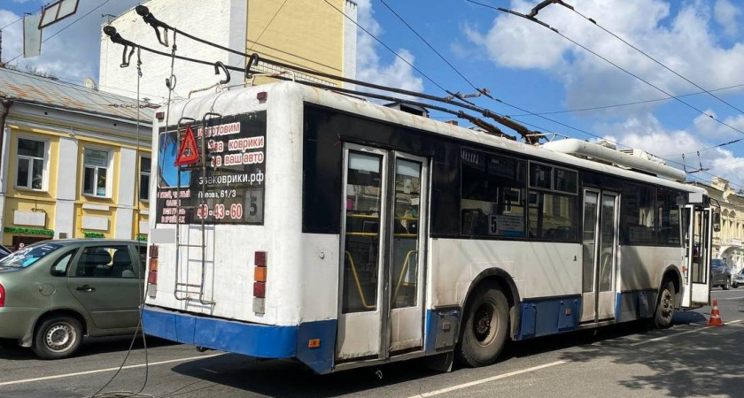 Женщина-водитель кировского троллейбуса вышла на дорогу и попала под колеса авто