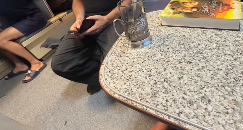 Хитроумный попутчик с верхней полки сломал систему – поставил складной стул у столика и ел часами прямо у меня под носом