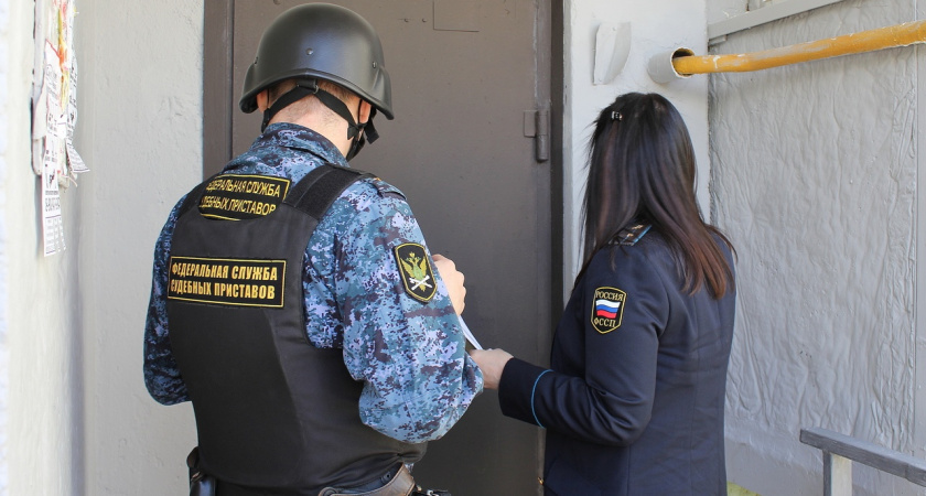 Кировские судебные приставы застали врасплох влюбленную пару алиментщиков