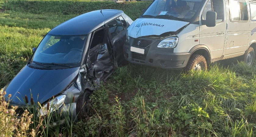"Газель" и Škoda выбросило в кювет после жесткого столкновения под Кировом 14 августа 2025