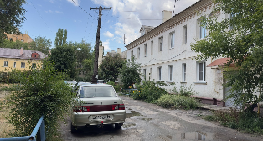 Зачем многие водители выворачивают колёса на парковке: полезная хитрость