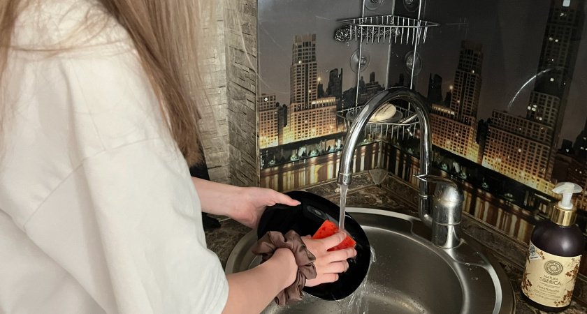 Снял крышку от средства для мытья посуды - нашёл ей лучшее применение