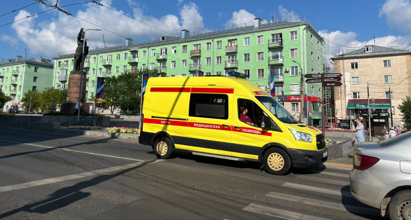 В Кирове трехлетний малыш забрался на подоконник и выпал из квартиры наружу