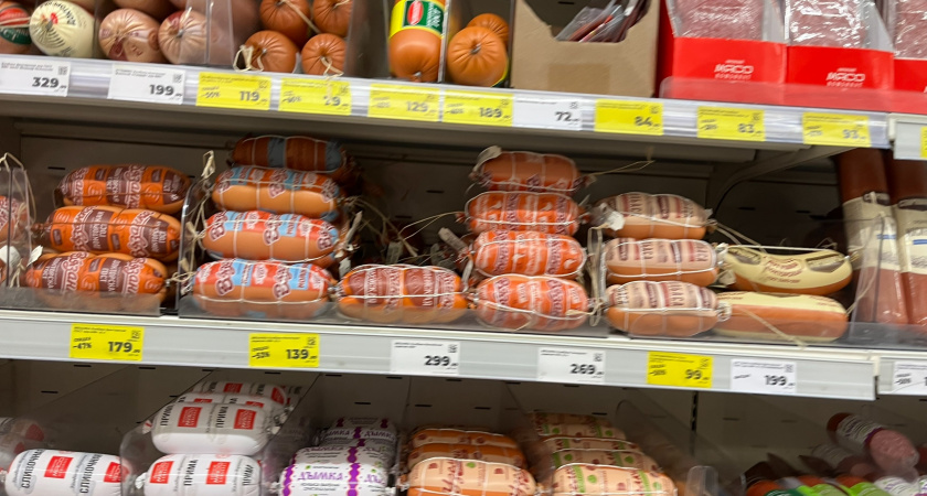 Бабуля в очереди подсказала, как проверить купленную колбасу: вот что нужно сделать