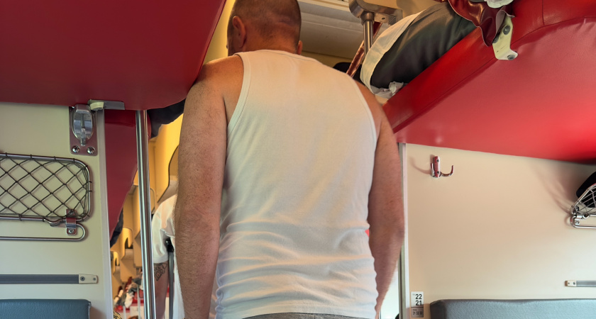 Пожилой мужчина начал обыскивать мою сумку, пока я спал. Что он сказал, когда я его поймал - не забуду никогда