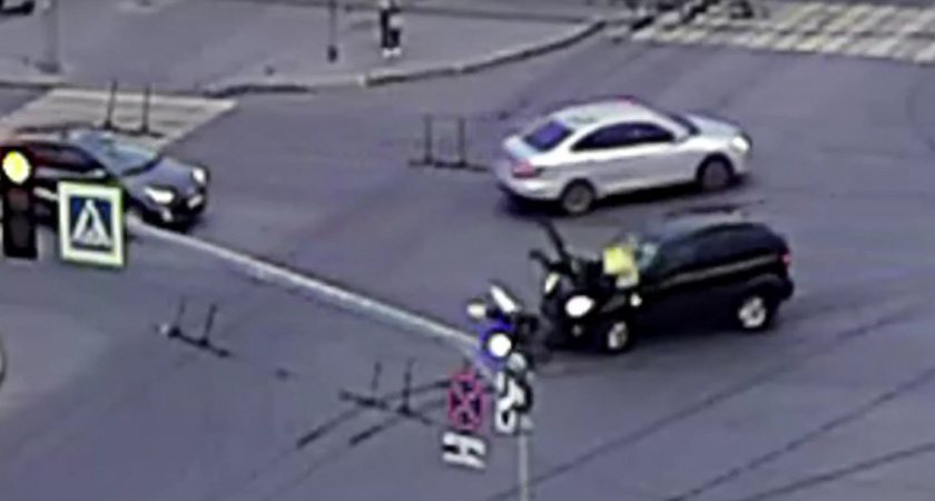 В Кирове курьер перелетел через капот: появилось видео ДТП на улице Воровского