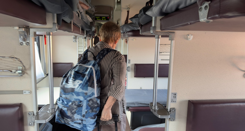 Пенсионеры получили скидку на билет и потребовали у "неходячей" уступить им место