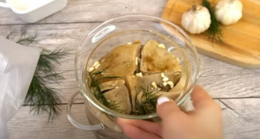 Как мама научила солить грузди, так и солю много лет: стоят как свеженькие, сверху не плесневеют, даже если банку уже открыли