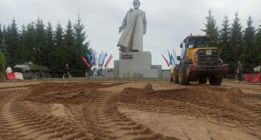 В Кирове на площади Маршала Конева обустраивают мемориал "Вечный огонь"