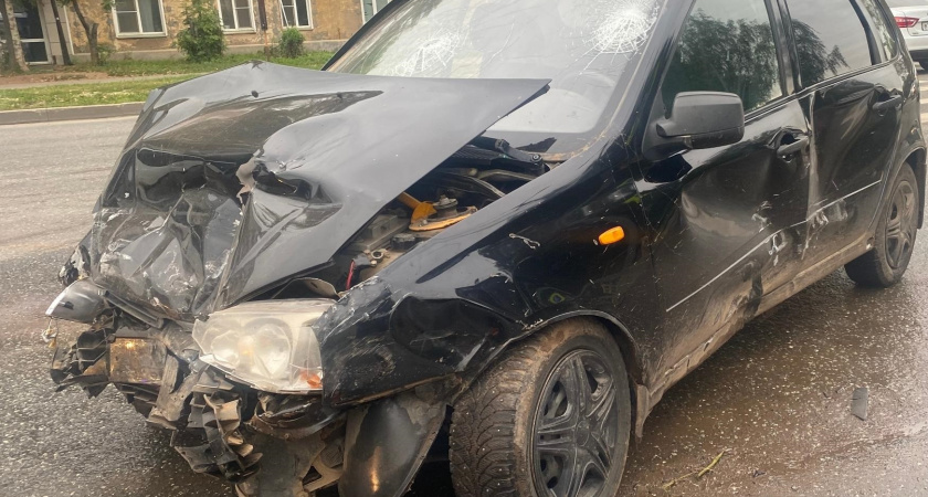 В Кирове пьяный 18-летний водитель "Калины" протаранил "Весту"