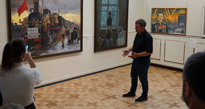 Портреты кировчанина-героя СВО передал матери художник из студии Грекова