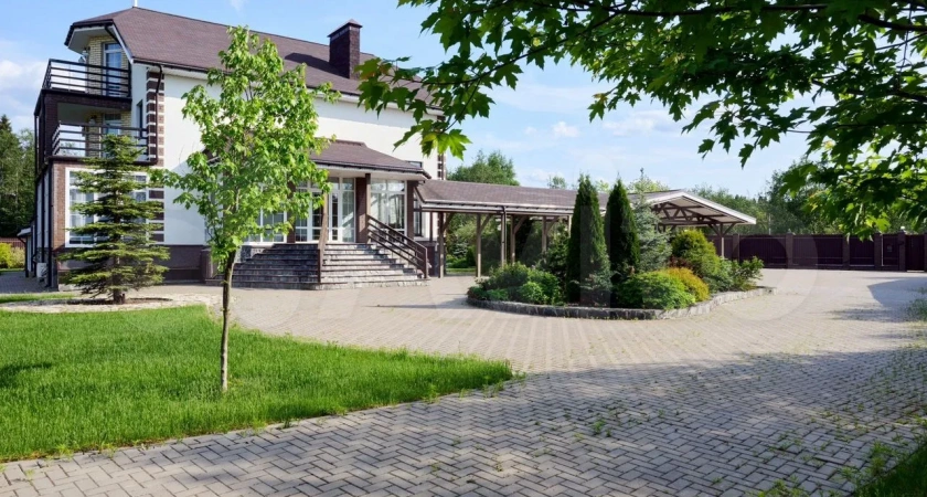 В Слободском районе продают трехэтажный дом за 65 миллионов рублей