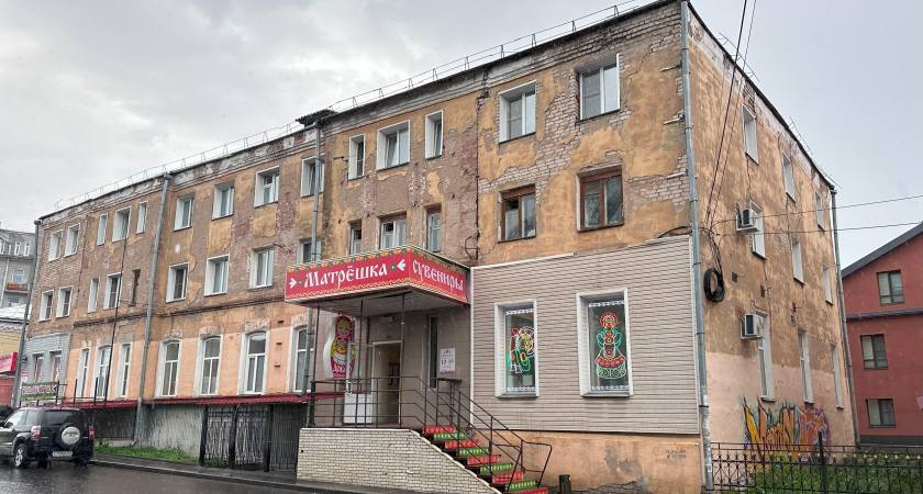 "Здесь жил Маяковский, а сейчас разруха!": кировчане переживают, что больше века исторический дом не видел ремонта 