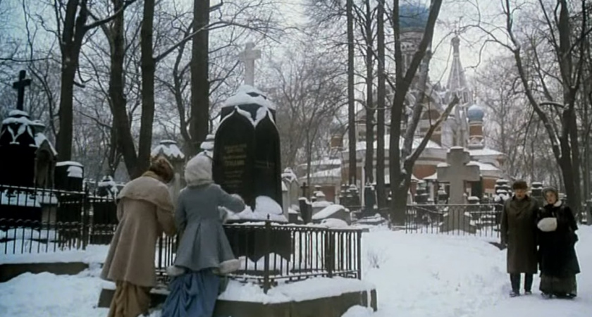 Ошибка в "Жестоком романсе" (12+) в сцене на кладбище - а вы заметили этот киноляп?