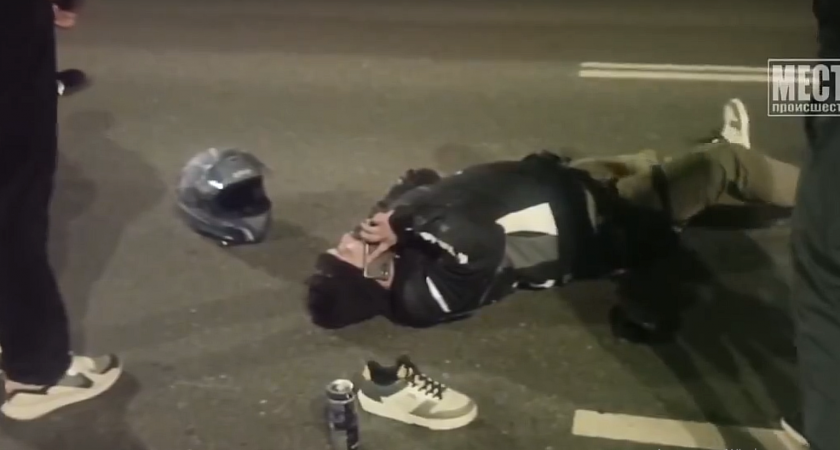 "У мотоциклиста слетела обувь": видео с места ДТП на улице Владимирской в Кирове 