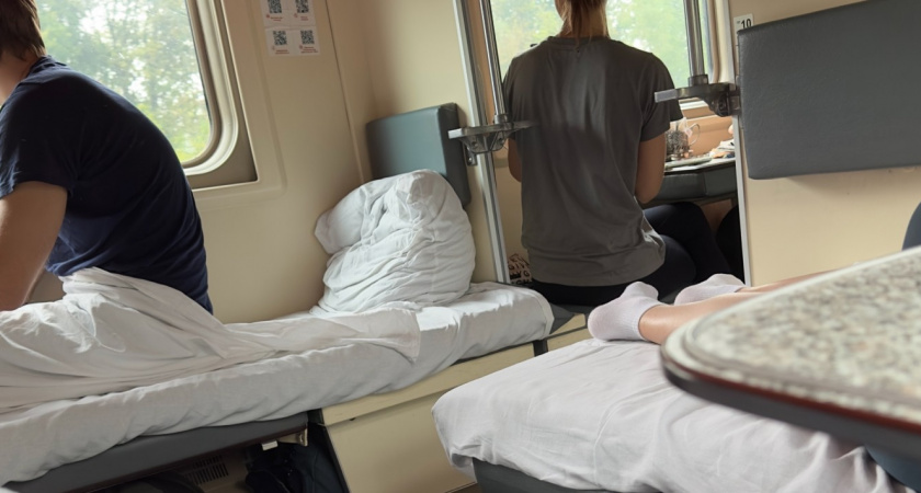 "Фу, мерзость какая! Нам же этим дышать": бабушка из плацкарта наорала на студента с "Дошираком" - вот что нужно отвечать