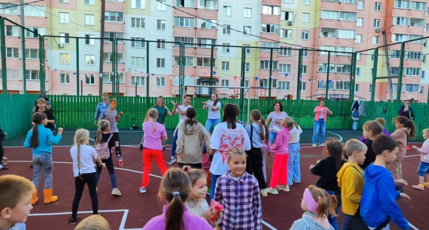 В заречной части Кирова открыли обновленную спортивную площадку