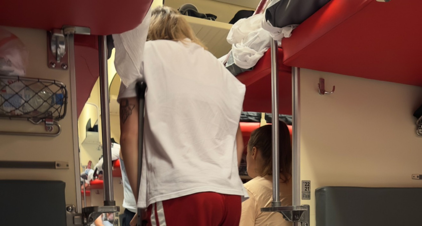 "Не пустили поесть за столик, потому что я с верхней полки": обратилась к проводнику - вот что он сделал