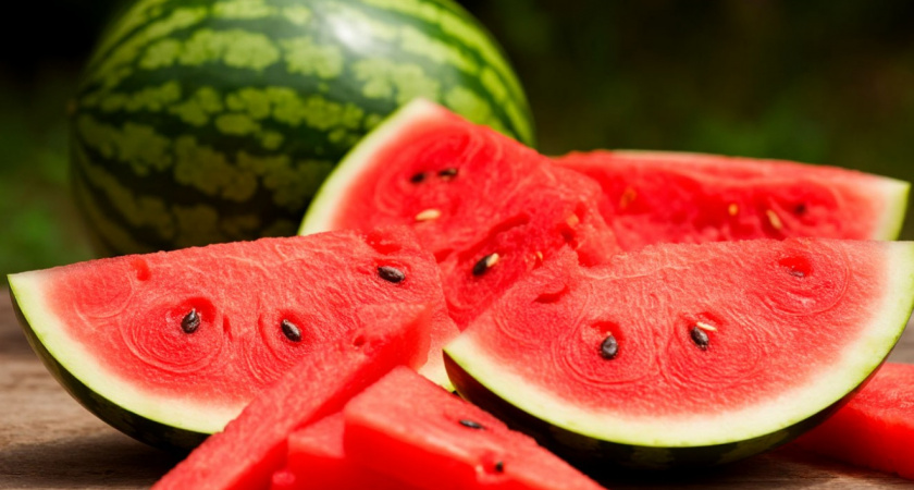 Храню нарезанный арбуз по этой схеме - даже через 5 дней беру из холодильника свежайший: не заветривается и не киснет 