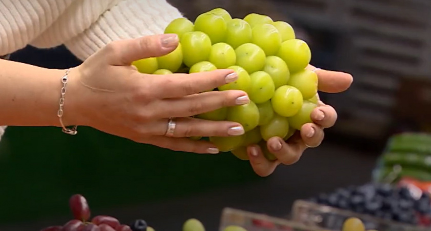 Россияне сметают с полок гигантский виноград: его продают и в метро, и в магазинах - вот где выгоднее