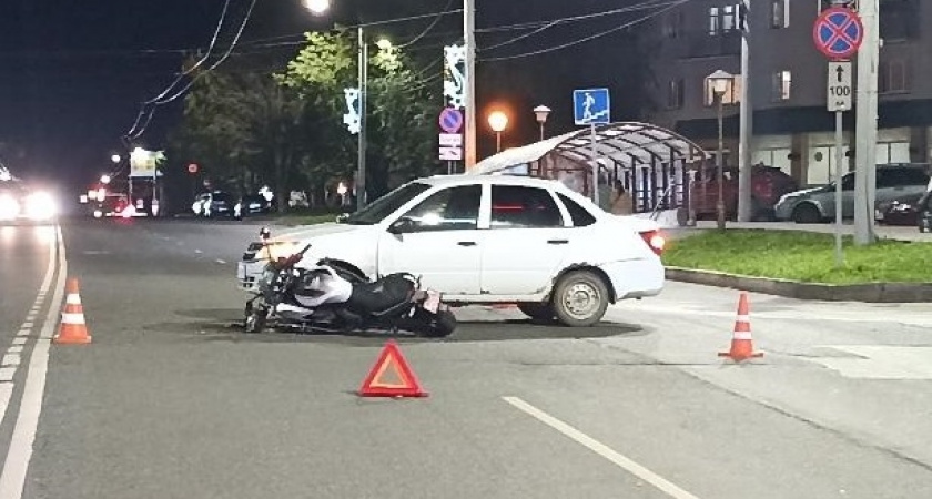 На улице Воровского в Кирове столкнулись "Лада Гранта" и Kawasaki