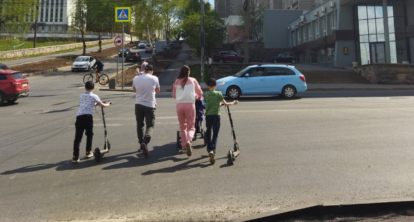 Кто должен уступить дорогу при выезде со двора?