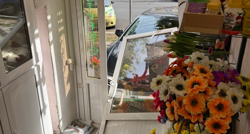 "Перепутала педали из-за сигналов других водителей": в Кирове легковушка влетела в цветочный магазин