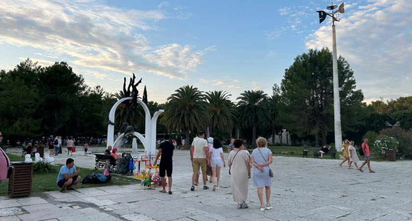 В Абхазии такое - норма, а россиянам и за 5 лет не привыкнуть: вот какую пенсию получают абхазцы