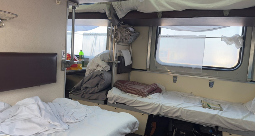 Всегда беру нижнюю полку в поезде: пассажиры сверху чего только не придумывают - но я всем говорю одну фразу