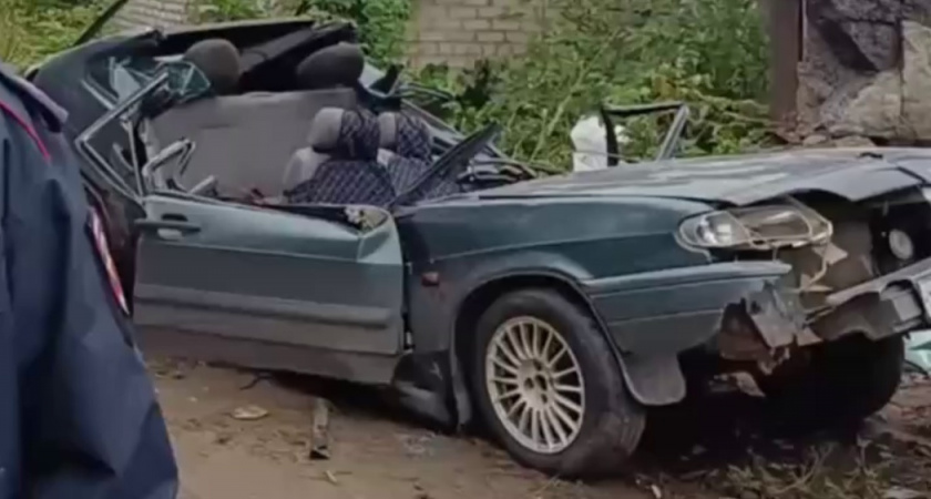 В Кирове водитель ВАЗ-2114 погиб, протаранив здание после столкновения с авто