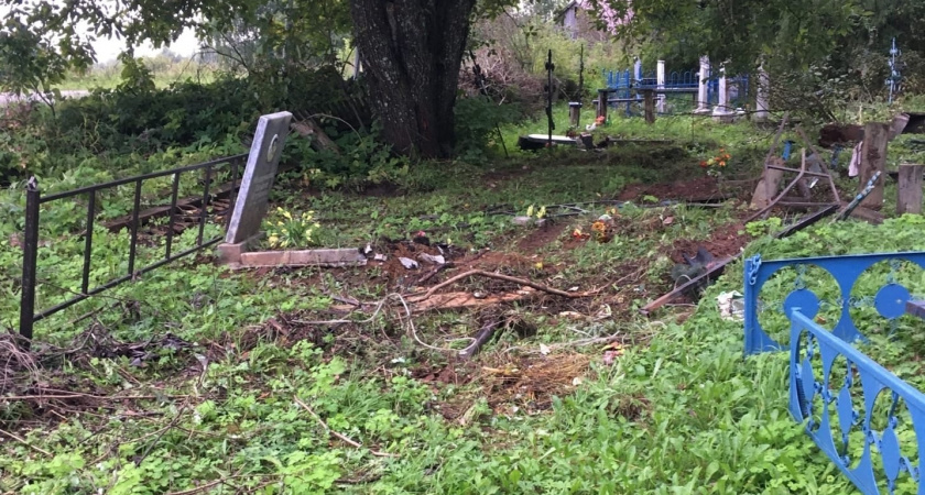 В Слободском районе бесправник на внедорожнике проехался по могилам и скрылся