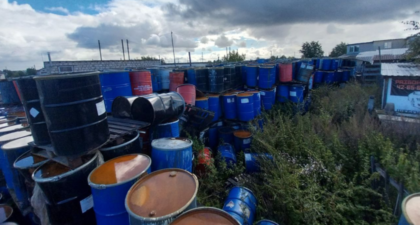 "Можем взлететь в любой момент": жители Коминтерна больше двух лет живут рядом со свалкой из 1000 бочек с опасными отходами 