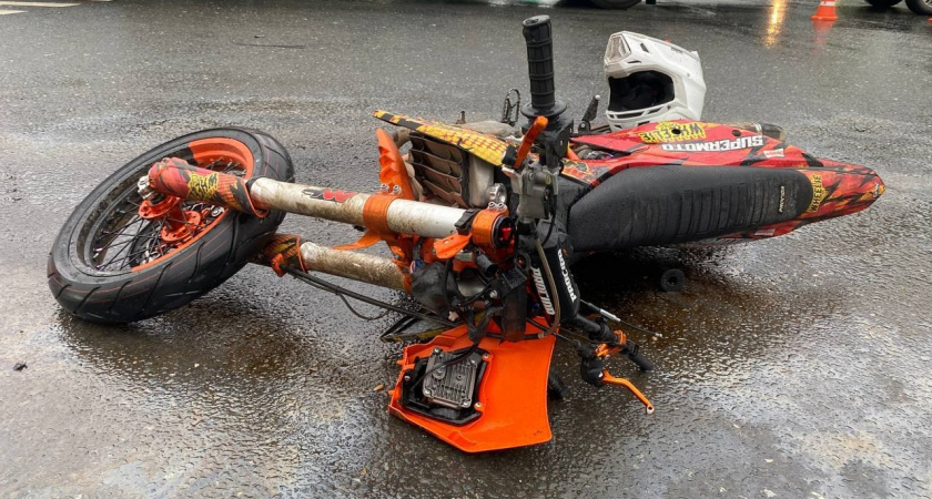 Жесткое ДТП с двумя подростками на питбайке в Кирове попало на запись камеры