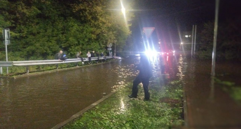 В Кирове поднявшаяся из реки вода затопила улицу Пионерскую