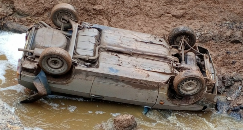 "Водитель чудом выжил!": в Слободском районе из-за размытой дороги в двухметровую яму вылетела "восьмерка"