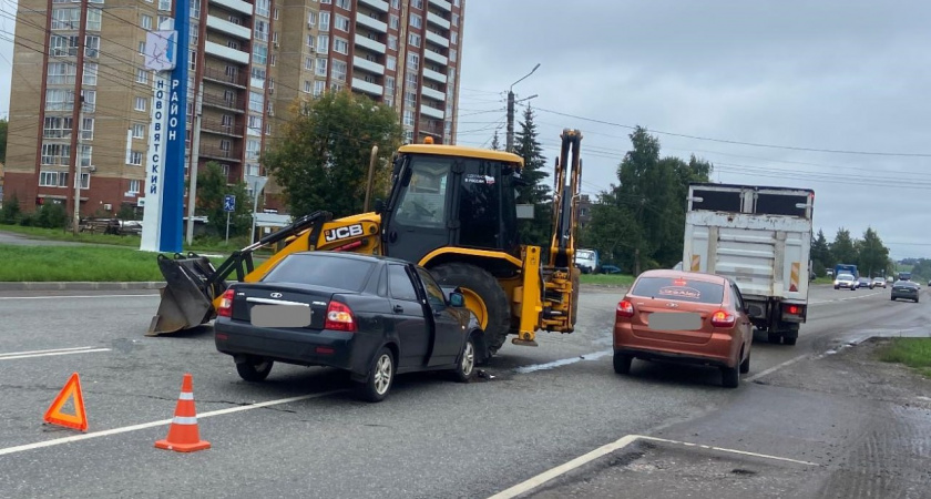 Водитель Lada въехал в экскаватор-погрузчик у инфекционной больницы в Кирове