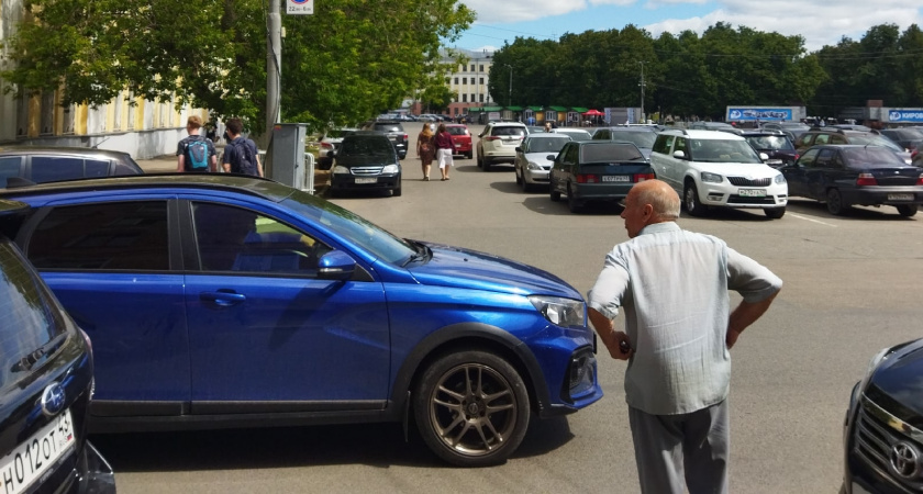 До какого возраста можно управлять автомобилем по закону - пенсионерам назвали действующие ограничения