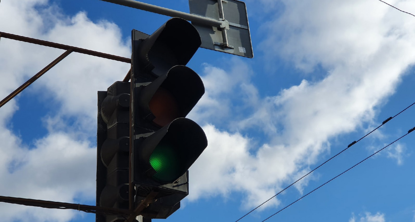 В Кирове на улице Павла Корчагина установили светофор и перенесли остановку