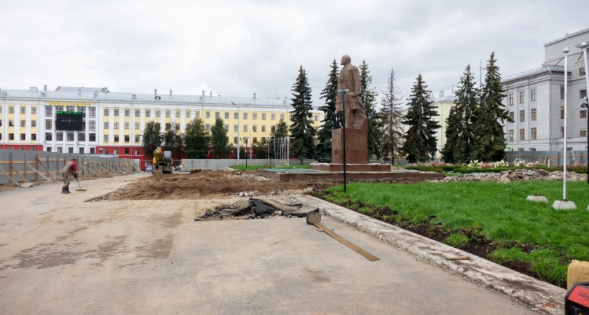 Власти Кирова недовольны темпами благоустройства Театральной площади