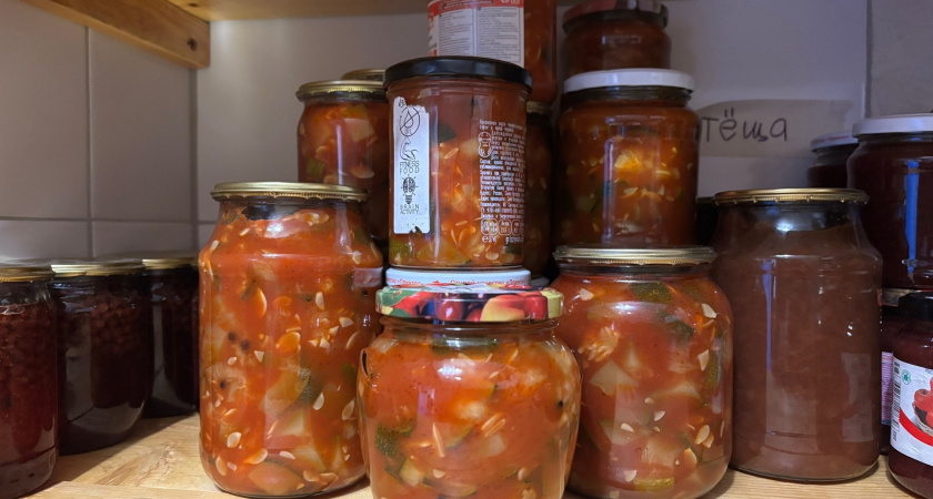 Острый салат из огурцов "Тещин язык" на зиму: гости всегда выпрашивают пару контейнеров "с собой"