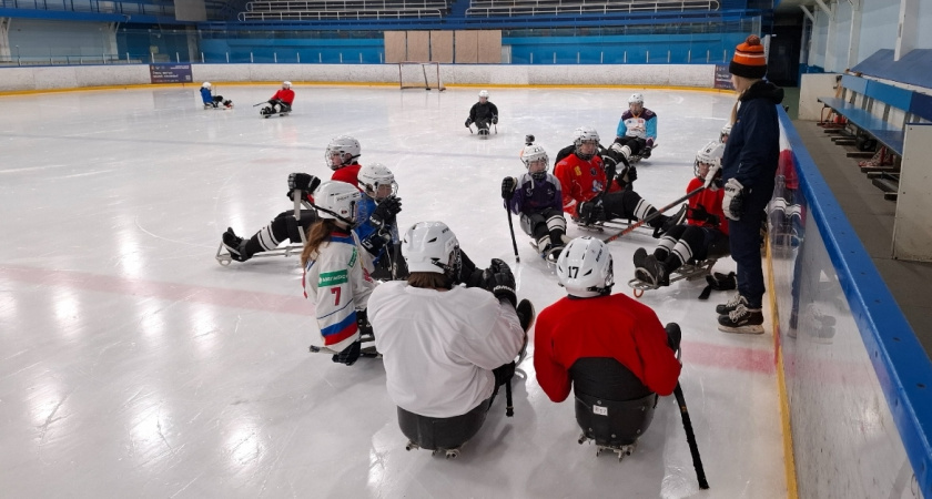 Команда из Кирова участвует в Межрегиональном турнире по адаптивному хоккею