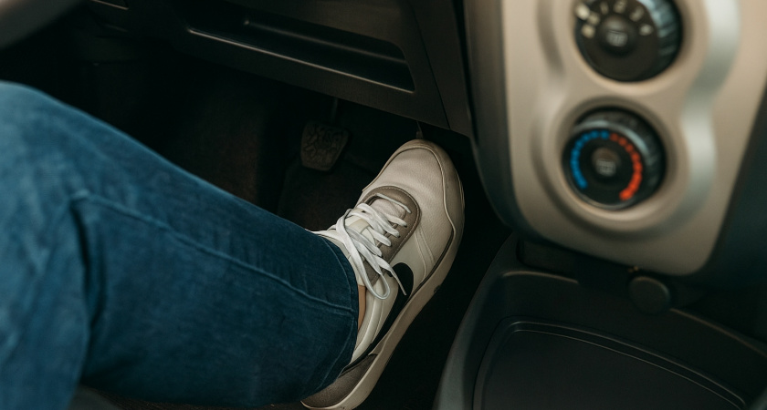 Когда нужно нажимать сцепление при торможении - запомните раз и на всю жизнь