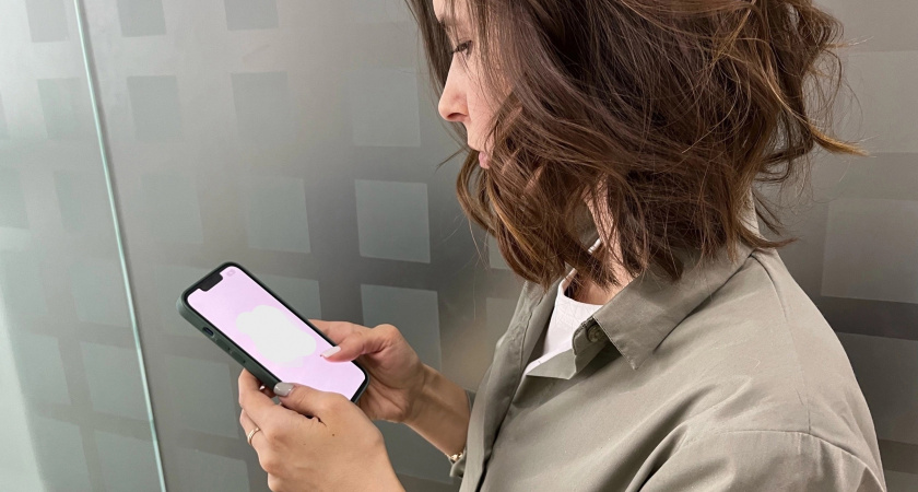 Опытный психолог объяснил, почему мужчина сначала настойчиво пишет, а затем игнорирует