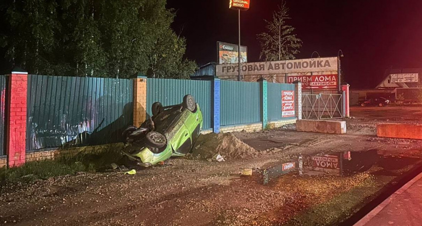 18-летние юноша и девушка попали в жесткое ДТП с опрокидыванием в Кирове