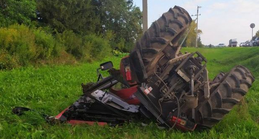 Грузовик и трактор не поделили дорогу на федеральной трассе под Котельничем