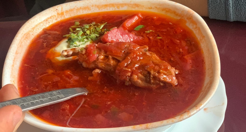 Как сварить настоящий борщ, а не обычный суп со свеклой: рецепт из книги 1952 года. Всего 2 тонкости, которые отвечают за рубиновый цвет