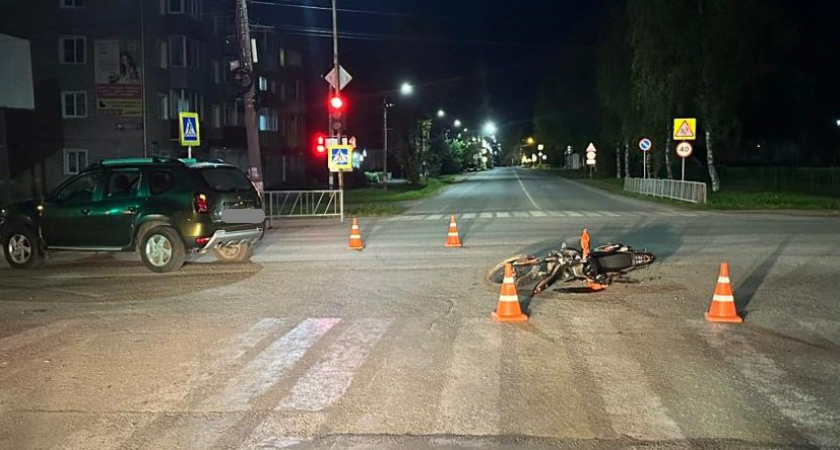 Два ребенка верхом на мотоцикле попали под машину в Омутнинске