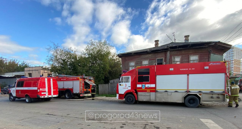 В Кирове заполыхал деревянный дом на улице Ленина