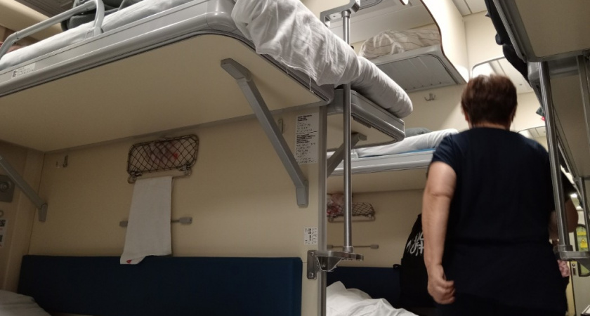 "Вы обязаны мне уступить!": наглая бабушка перекинула свои вещи на нижнюю полку и отказывалась уходить - помогло лишь 1 действие 